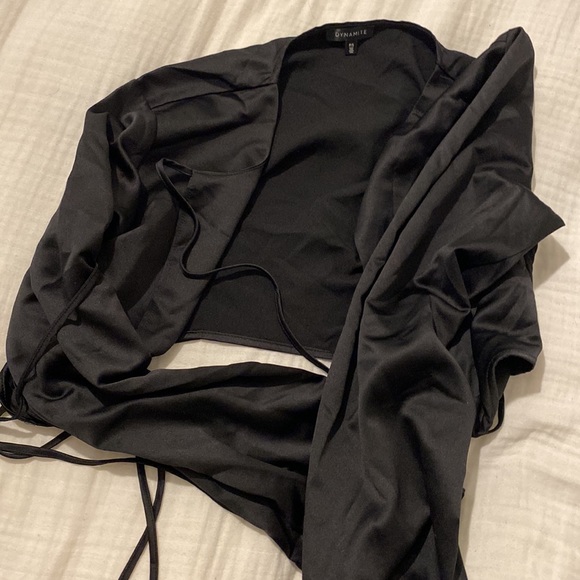 Long sleeve, cropped black top - Picture 3 of 3